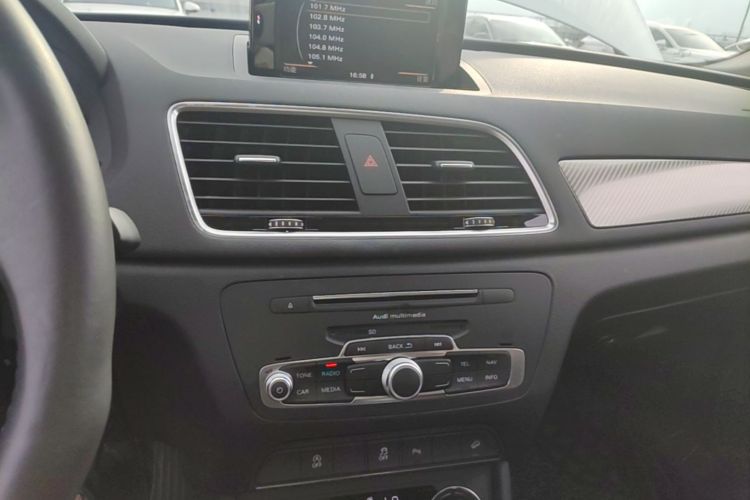 Audi Q3 2019 car image #13