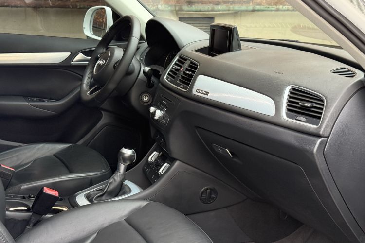 Audi Q3 2016 car image #19