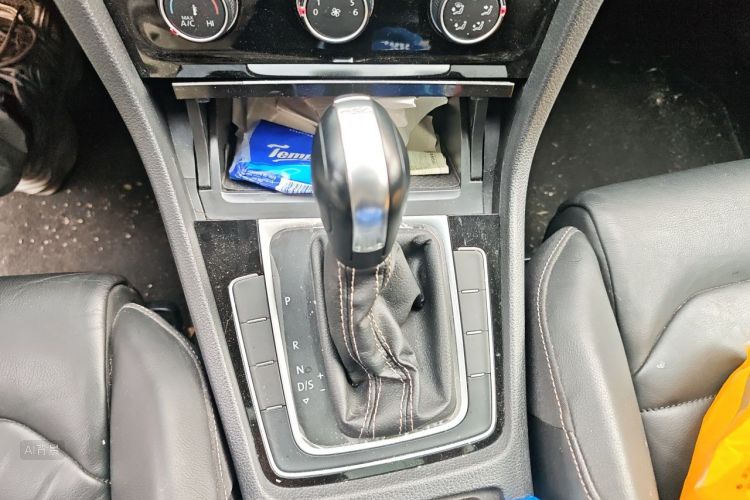 Volkswagen Golf 2017 car image #16
