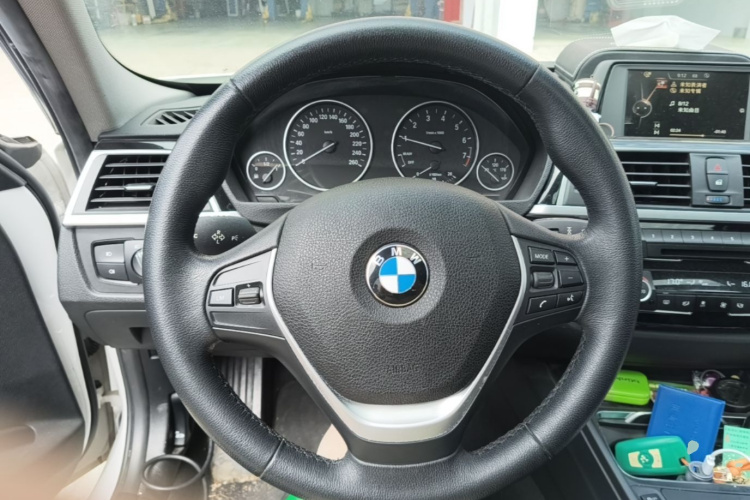BMW 3 Series 2017 car image #12