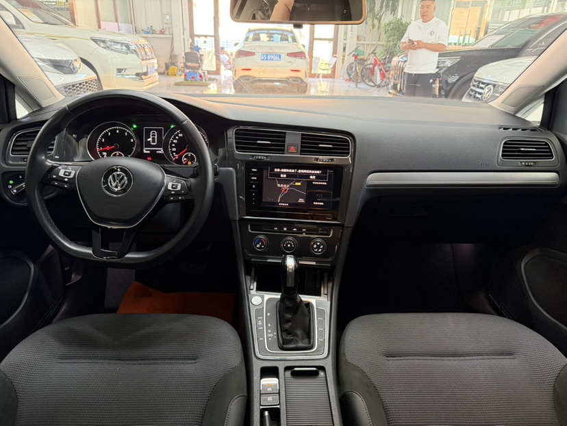 Volkswagen Golf 2020 car image #5