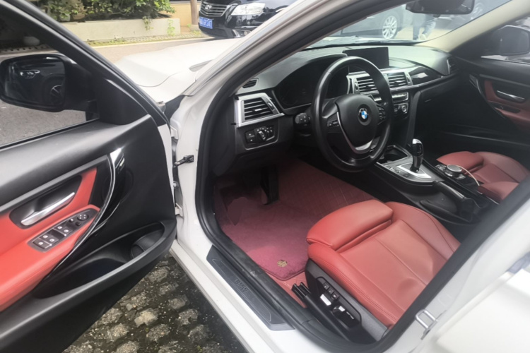 BMW 3 Series 2018 car image #16