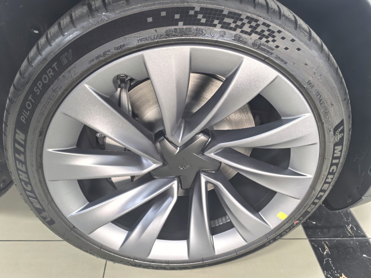 Tesla Model Y 2026 изображение автомобиля #3
