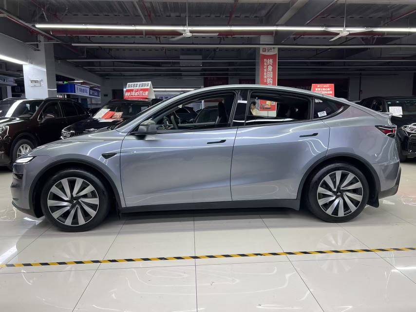 Tesla Model Y 2025 #5 Tesla Model Y 2025 car image #5