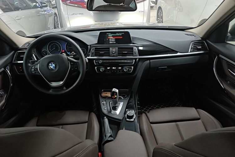 BMW 3 Series 2018 car image #11