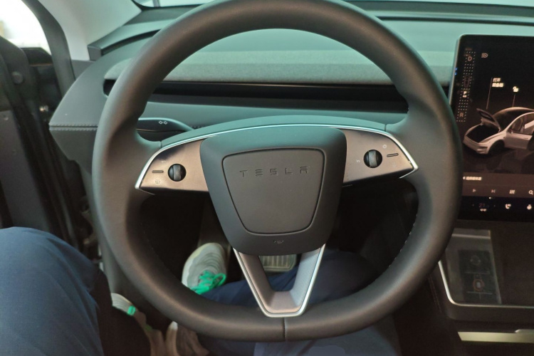 Tesla Model Y 2025 #11 Tesla Model Y 2025 car image #11