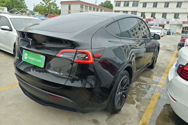 Tesla Model Y 2023 car image #7