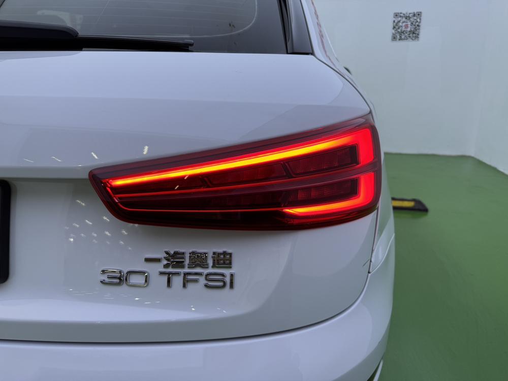 Audi Q3 2016 car image #9