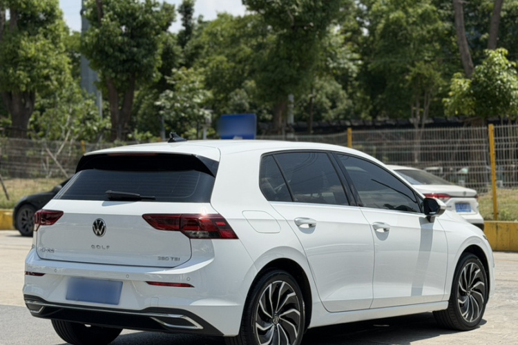 Volkswagen Golf 2023 car image #6