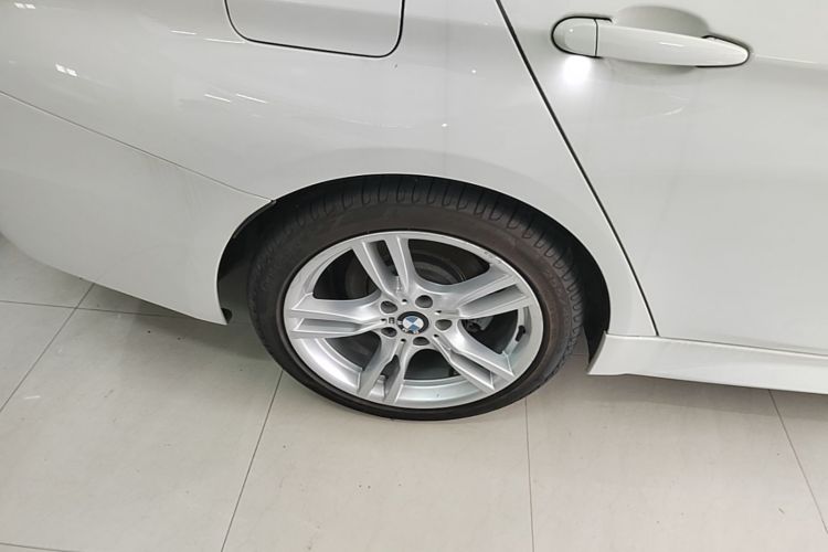 BMW 3 Series 2018 car image #10