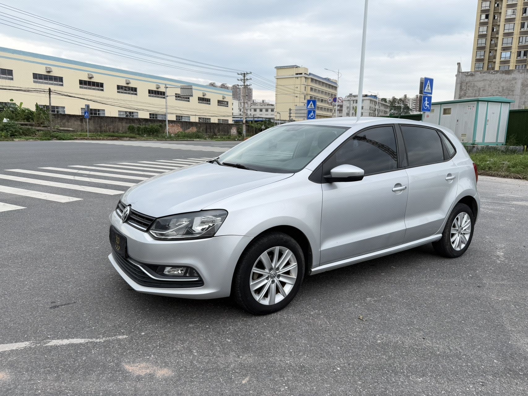 Volkswagen Polo 2015 car image 
