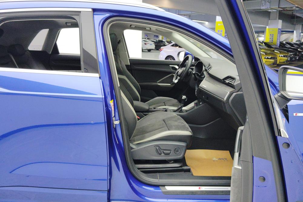 Audi Q3 2020 car image #17