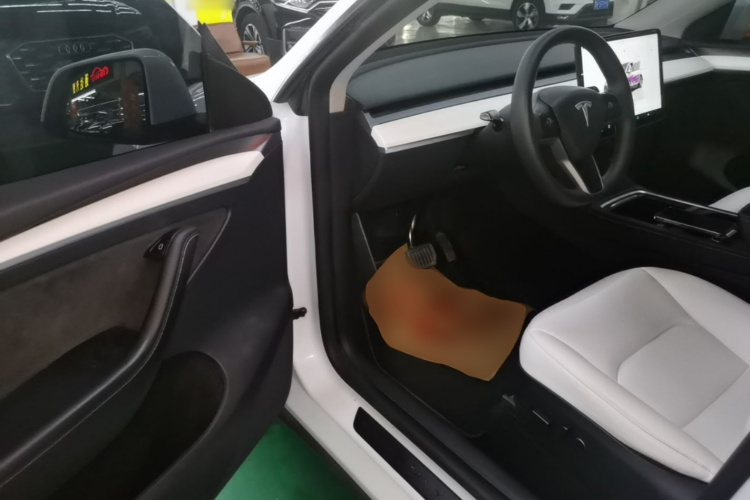 Tesla Model Y 2023 #16 Tesla Model Y 2023 car image #16