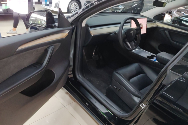 Tesla Model Y 2023 #16 Tesla Model Y 2023 car image #16