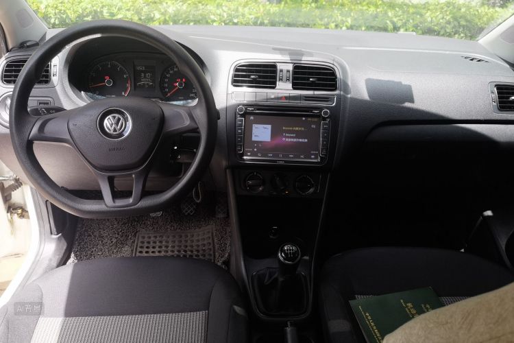 Volkswagen Polo 2015 car image #11