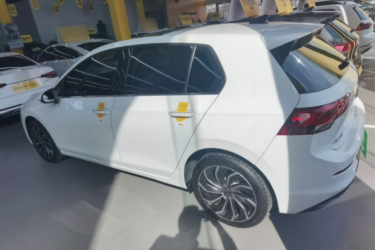 Volkswagen Golf 2023 car image #5