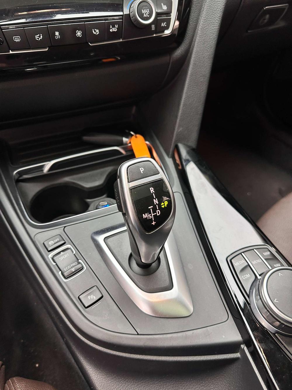 BMW 3 Series 2018 car image #12