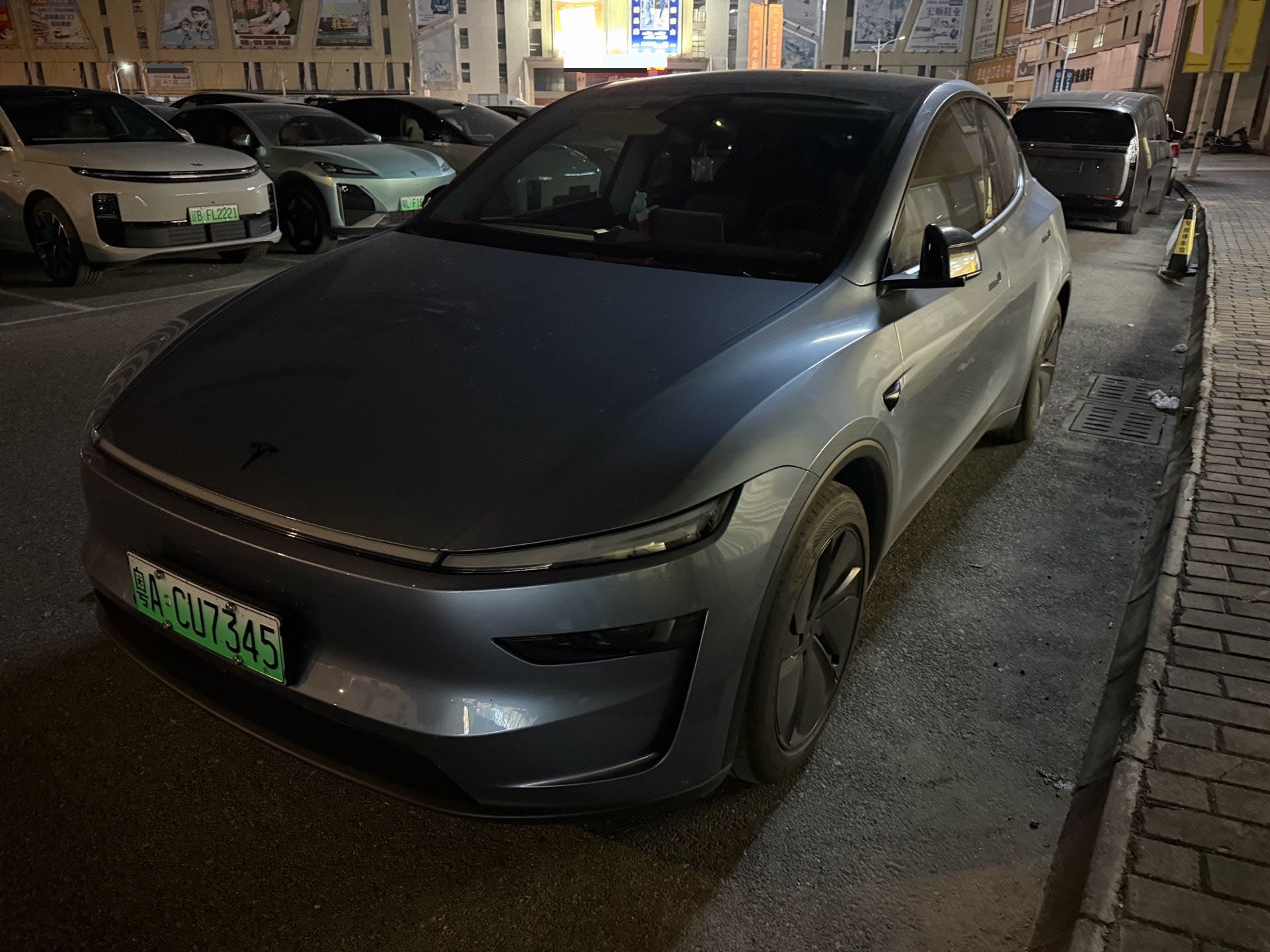 Tesla Model Y 2025 Tesla Model Y 2025 صورة سيارة