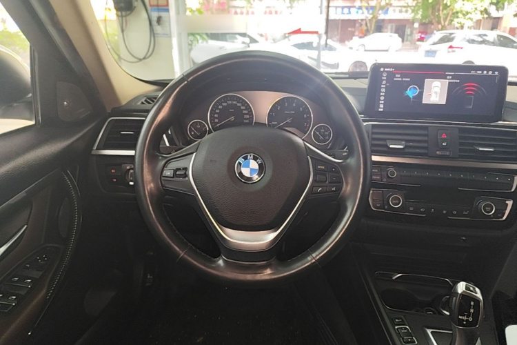 BMW 3 Series 2018 car image #11