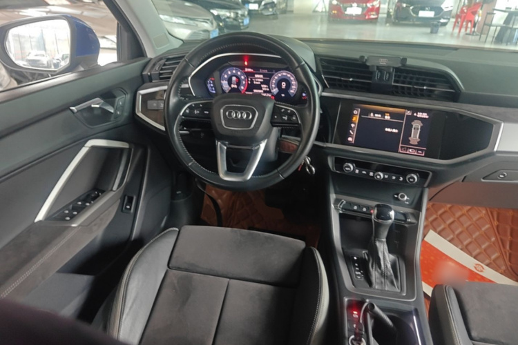Audi Q3 2020 car image #11