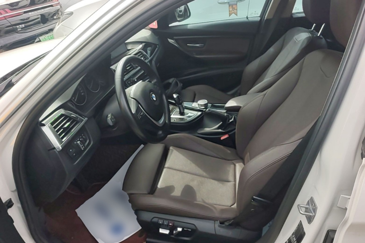 BMW 3 Series 2018 car image #19