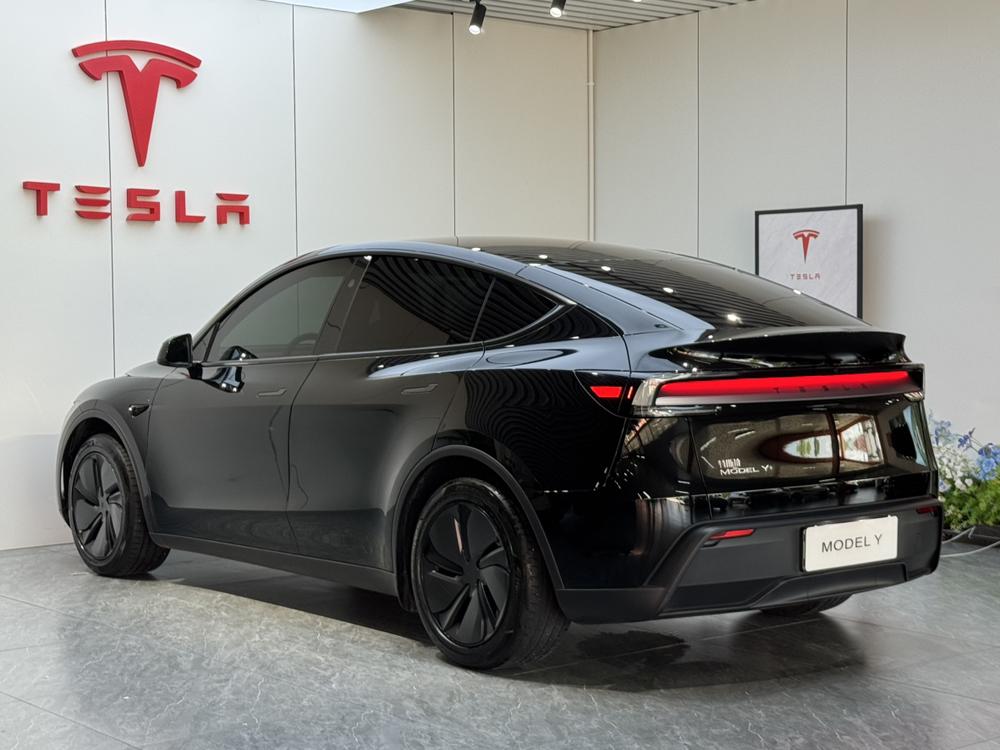 Tesla Model Y 2025 #3 Tesla Model Y 2025 car image #3