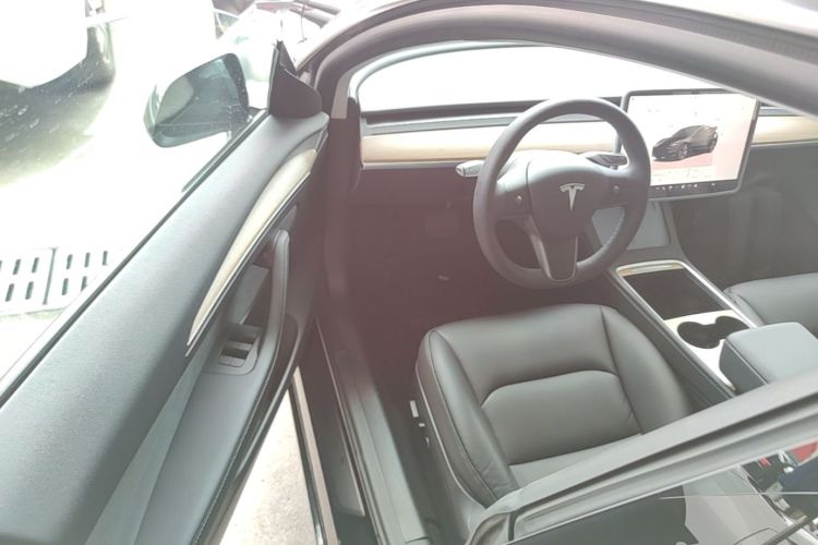 Tesla Model 3 2023 car image #12