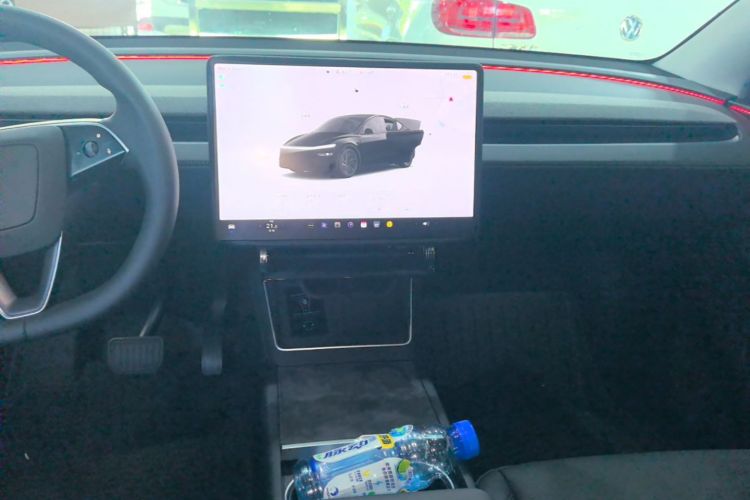 Tesla Model Y 2025 immagine di auto #13