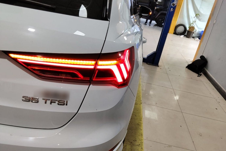 Audi Q3 2023 car image #8