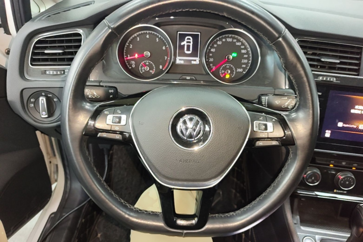 Volkswagen Golf 2020 car image #11