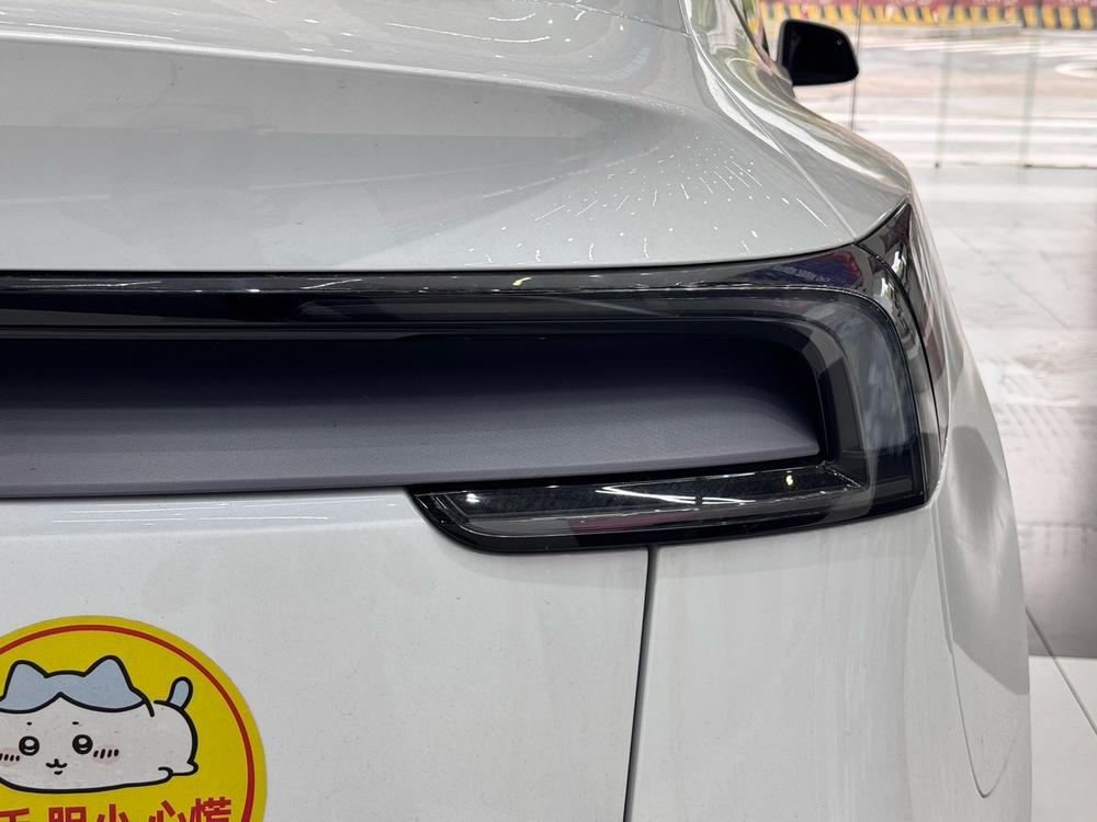 Tesla Model Y 2025 #9 Tesla Model Y 2025 car image #9