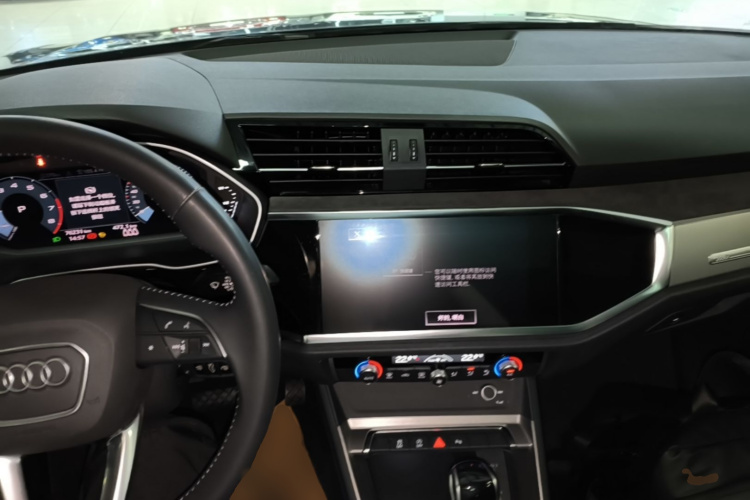 Audi Q3 2021 car image #10