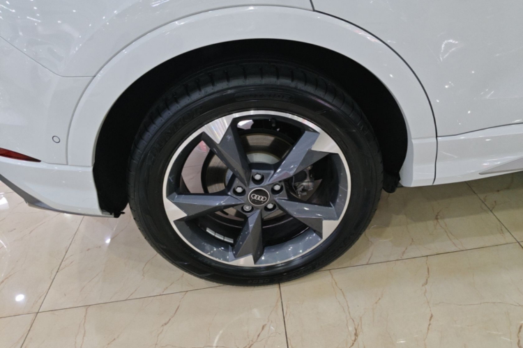 Audi Q3 2022 car image #10