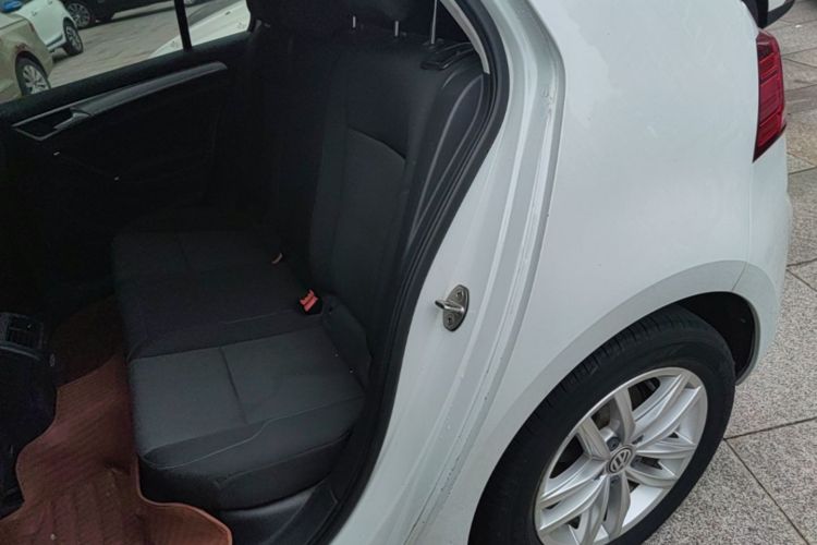 Volkswagen Golf 2019 car image #17