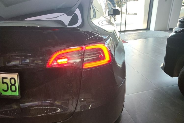 Tesla Model Y 2024 car image #8