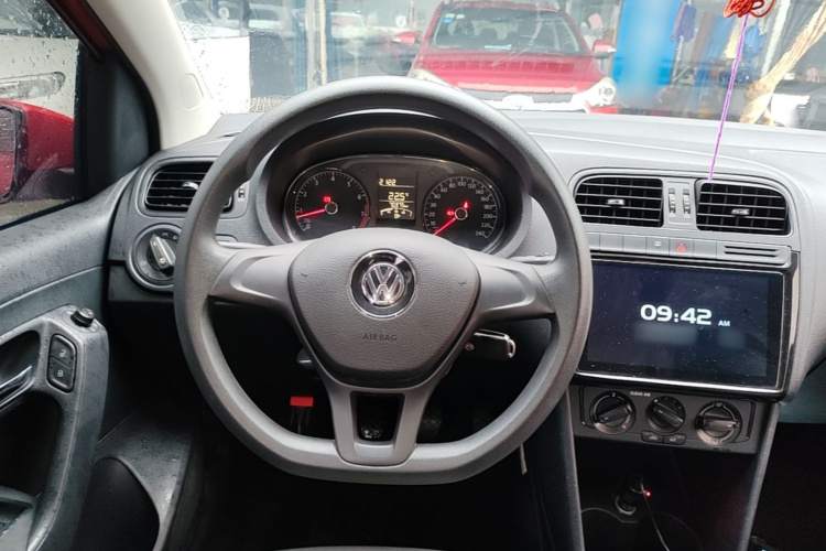 Volkswagen Polo 2017 car image #11