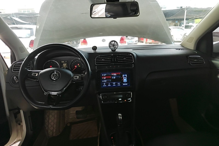 Volkswagen Polo 2014 car image #10