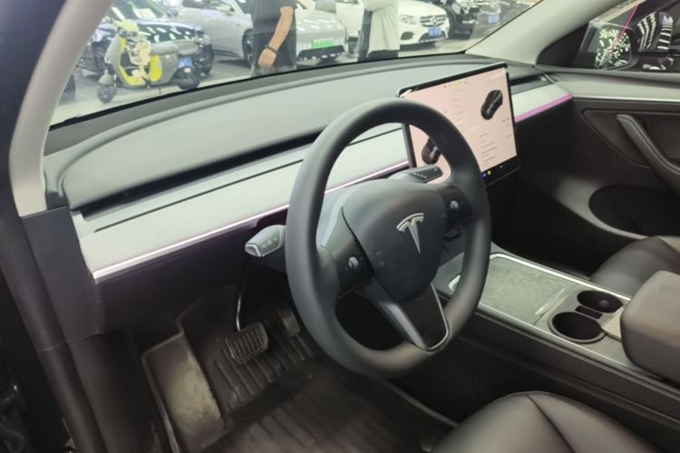 Tesla Model Y 2024 #10 Tesla Model Y 2024 car image #10