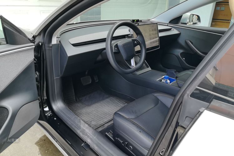 Tesla Model 3 2023 car image #18