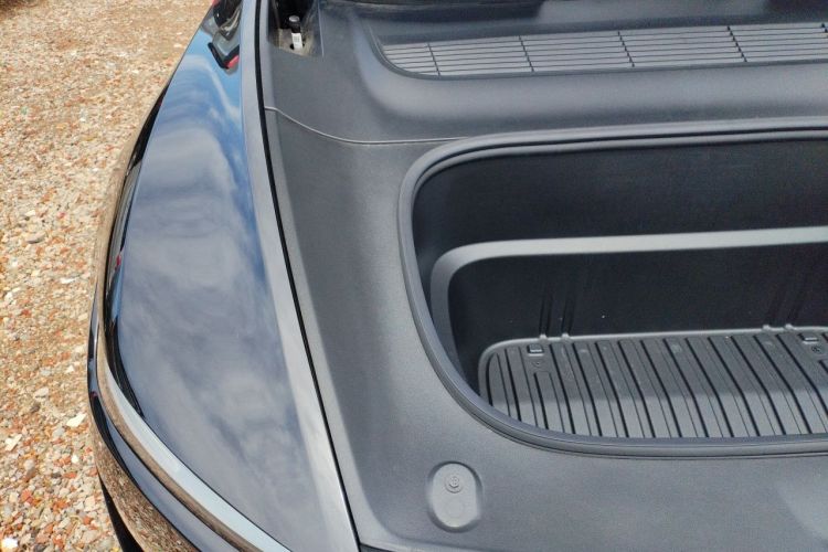 Tesla Model Y 2025 immagine di auto #24