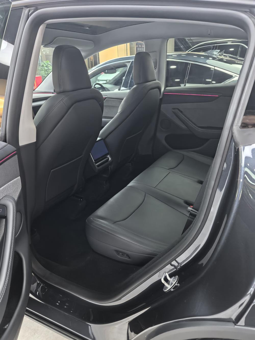 Tesla Model Y 2025 immagine di auto #9
