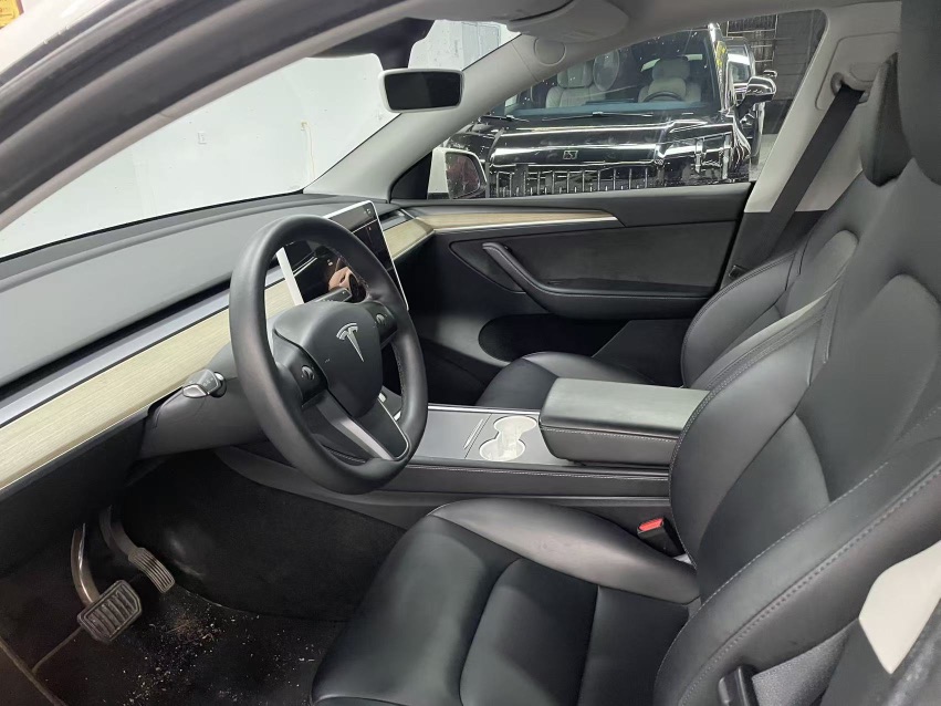 Tesla Model Y 2023 car image #4
