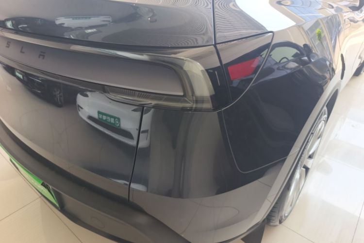 Tesla Model Y 2025 car image #8