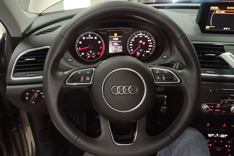 Audi Q3 2018 car image #11
