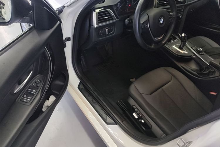 BMW 3 Series 2017 car image #16