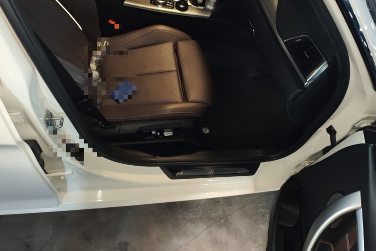 BMW 3 Series 2019 car image #25