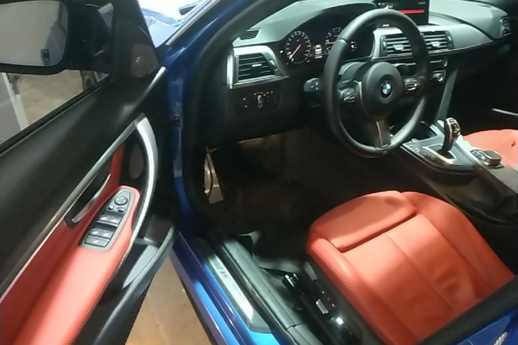 BMW 3 Series 2019 car image #16