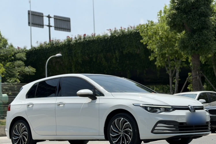 Volkswagen Golf 2023 car image #3