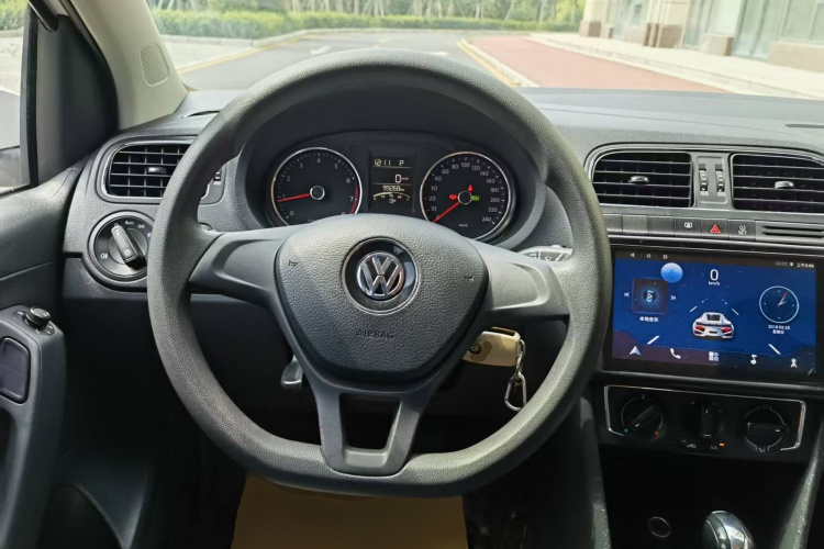 Volkswagen Polo 2015 #11 Volkswagen Polo 2015 car image #11