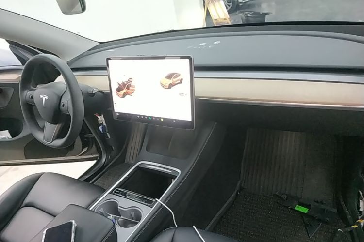 Tesla Model Y 2021 immagine di auto #10
